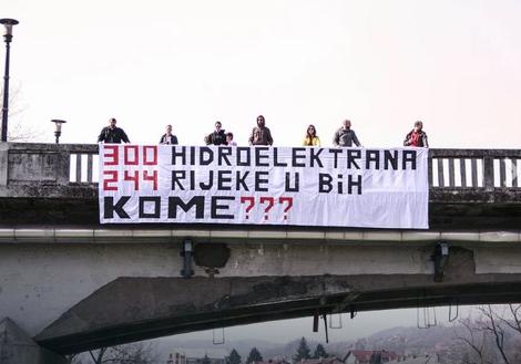 Borci za zaštitu reka razvili transparent na mostu u Banjaluci