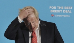 Boris Džonson negirao navode da planira da svrgne britansku premijerku