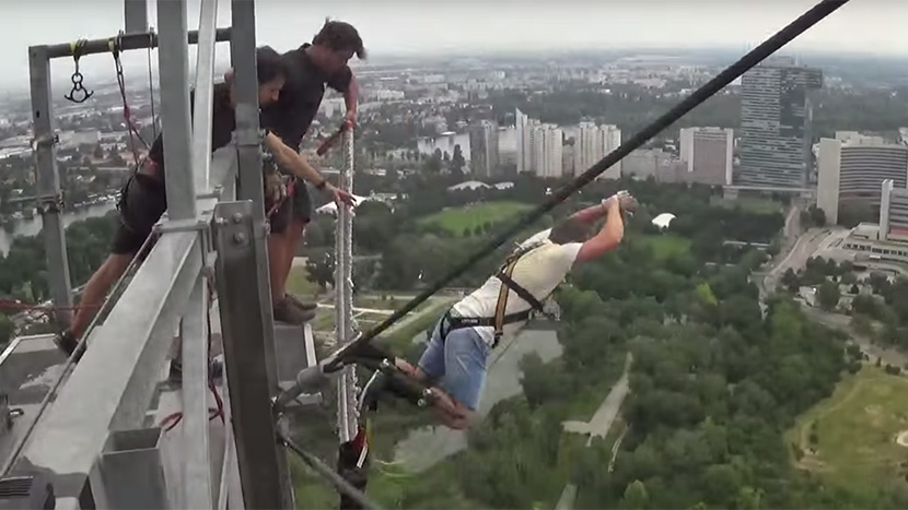 Bosanka kupila mužu poklon za pamćenje zbog kojeg je morao da skoči sa visine od 152 metra! (VIDEO)