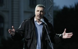 
					Boško Obradović (Dveri): Prisiljavanje ljudi da idu na miting SNS je kraj demokratije 
					
									