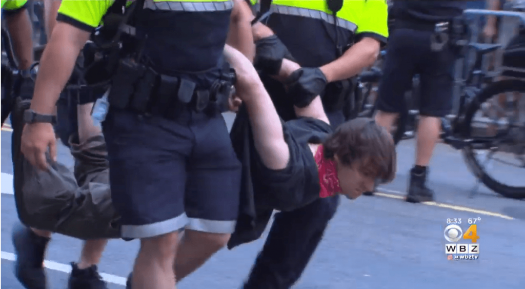 Boston: Homoseksualne grupe razbijale heteroseksualnu paradu, uhapšeno 36 huligana! /VIDEO/