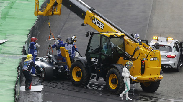 Botasu pol u Brazilu, Hamilton udario u ogradu