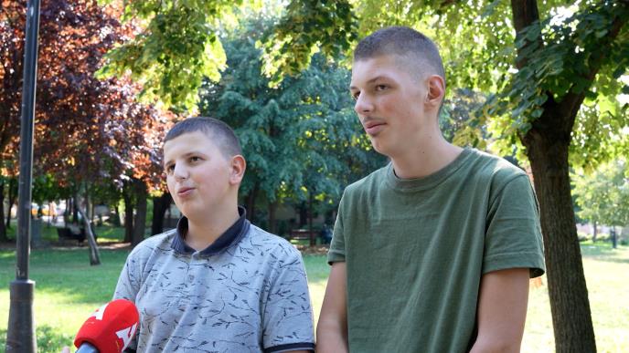 Braća odlučila sama da zarade kako bi olakšali bolesnim roditeljima – Pokrenuli ulični biznis i obezbijedili sebe za školu