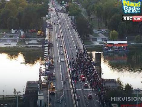 Brankov most ponovo otvoren za saobraćaj, ali NAROD IDE I PEŠKE