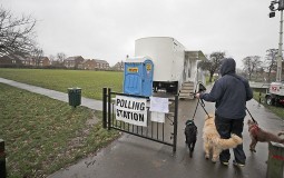 
					Britanci na glasanje doveli pse, mačke, konje, doneli morske prasiće 
					
									
