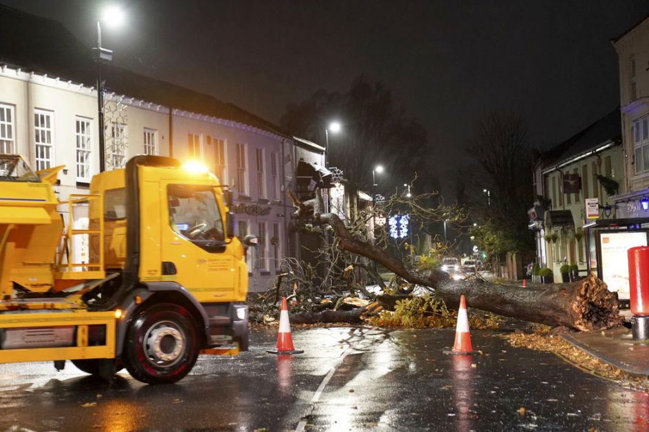 Britanija: U oluji Erven poginule dve osobe