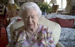 
					Britanska kraljica prvi put na video-konferenciji 
					
									