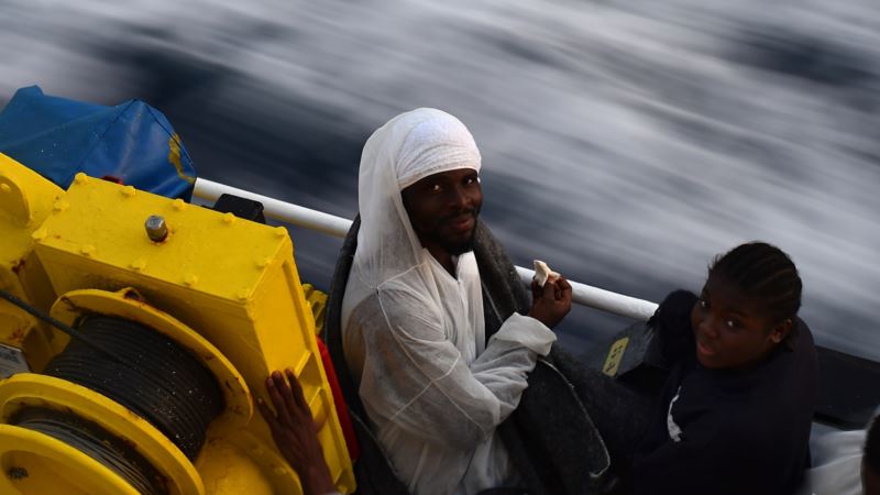 Britanska policija presrela na Lamanšu čamce sa migrantima