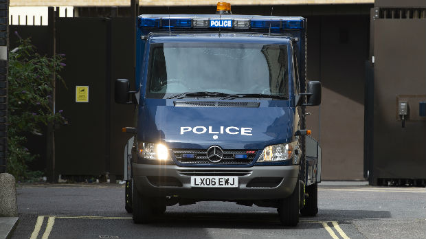 Britanska policija proverava sumnjivo vozilo na parkingu Vestfilda