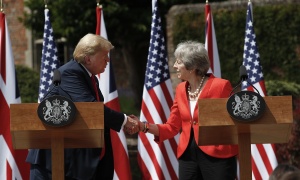 Britanska premijerka uručila poklone Trampu i Melaniji