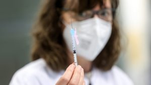 Britanski stručnjak: Vakcinisani mogu da prenose infekciju korona virusom