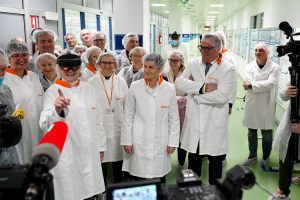 Brnabić u Hemofarmu: Inovativni lek protiv multiple skleroze dostupan i pacijentima u Srbiji
