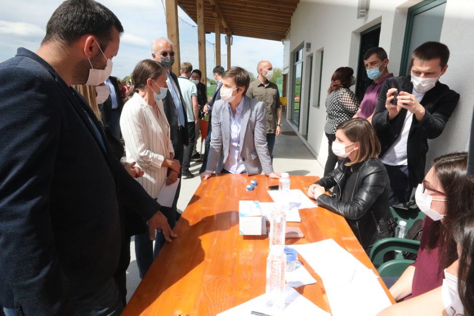 Brnabić u poseti Lajkovcu, red ispred punkta za vakcinaciju