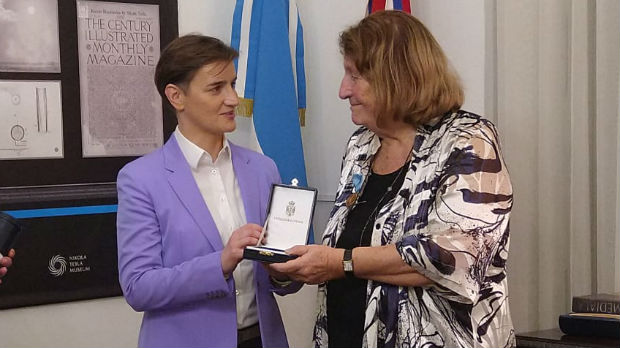 Brnabićeva dodelila Zlatnu medalju za zasluge Suzani Ruiz Ćeruti