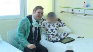 Brukanje novinara na onkologiji zbog Vučićeve promocije