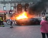 Brzi automobili brzo gore: Lambo u plamenu, prolaznici se zabavljaju