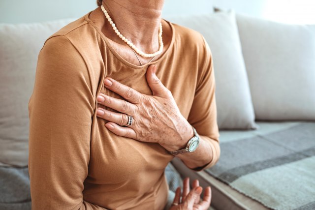 Budite obazrivi: Otkriven iznenađujući simptom koji se javlja pre srčanog udara