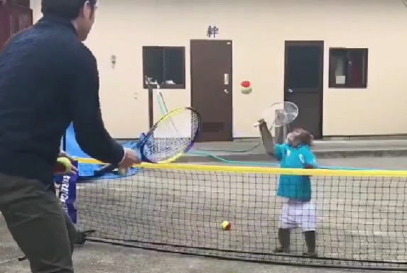 Budući šampion? Ovako izgleda kad majmun zaigra tenis! VIDEO