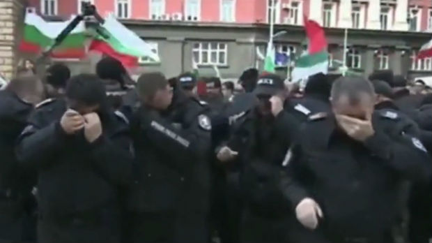 Bugarski policajci sami sebe isprskali biber-sprejem