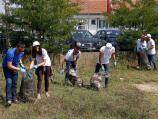 Bujanovčani i izbeglice očistili školsko dvorište