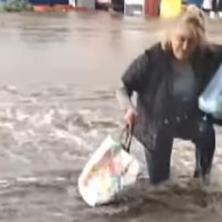 Bujica oborila i zamalo odnela ženu: Dramatična situacija u Mladenovcu (VIDEO)