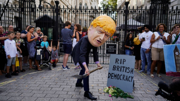 Buka i bes zbog suspenzije Britanskog parlamenta – najave protesta i podnošenje tužbi