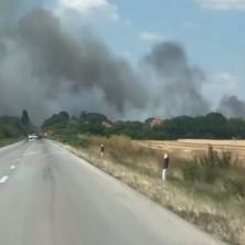 Buknuo požar kod Zrenjanina: Dim se nadvio nad selom, saobraćaj obustavljen (VIDEO)