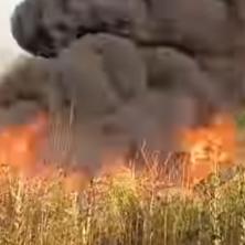 Buknuo stravičan požar kod Dolova: Vatrogasci se satima borili sa vatrenom stihijom (VIDEO)