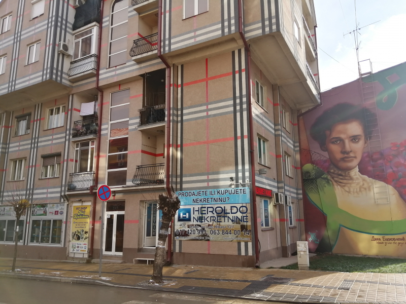 Burberry zgrada u Vranju moderan simbol grada: Vranjaci bi i dalje da prate modne trendove (FOTO)