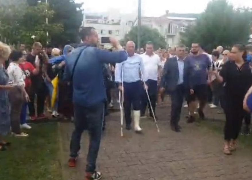 CAREVIĆ I RADOVIĆ PUŠTENI NA SLOBODU: Gradonačelnik Budve se sa gipsom pojavio pred okupljenim narodom!