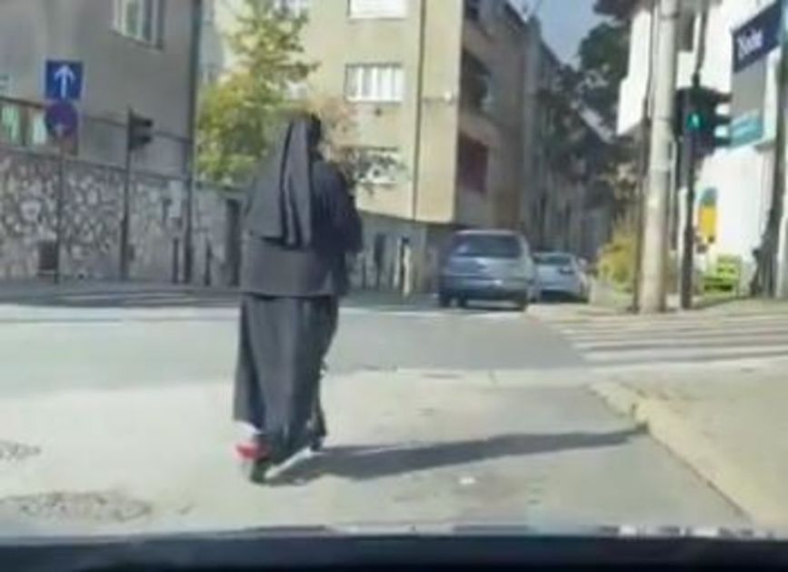 ČASNA SESTRA PROJURILA NA TROTINETU: Scena iz Sarajeva oduševila mnoge prolaznike (VIDEO)