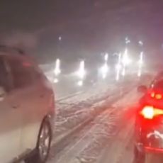 ČEKAMO POLA SATA DA NASTAVIMO PUT Sneg veje na Zlatiboru, saobraćaj u kolapsu (VIDEO)