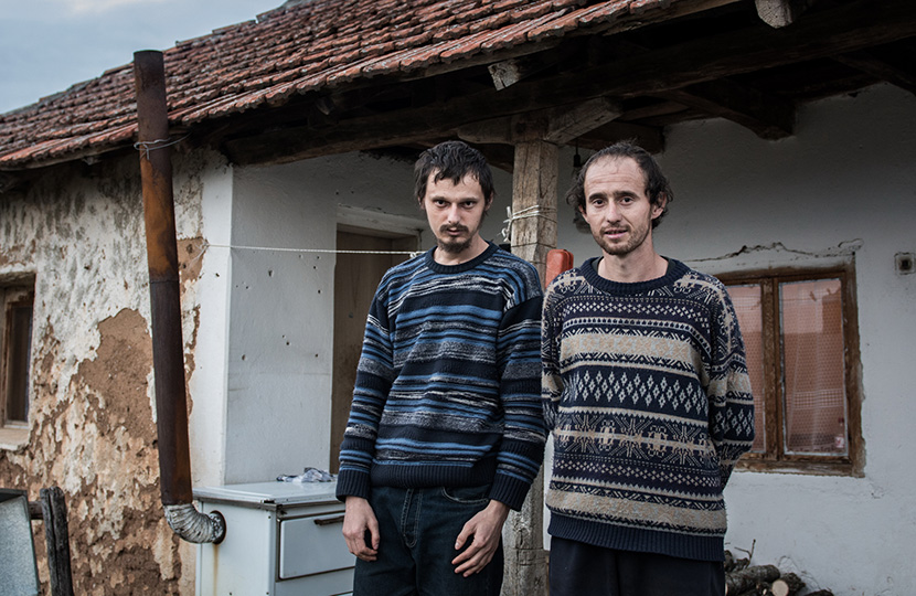 CELA PORODICA JE MENTALNO OBOLELA OD NATO BOMBI: Potresna priča o Stojanovićima sa Kosova o kojima brine 17-godišnji dečak (FOTO)