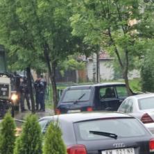 CEO LEPOSAVIĆ U DIMU: ROSU nasilno upao u zgradu opštine - lete suzavci i šok bombe