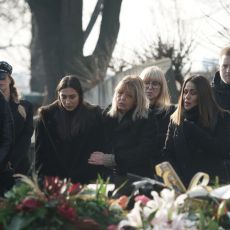 ĆERKE I KOLEGE U SUZAMA: Pomen Džeju Ramadanovskom - potresne scene sa Novog groblja! (FOTO)