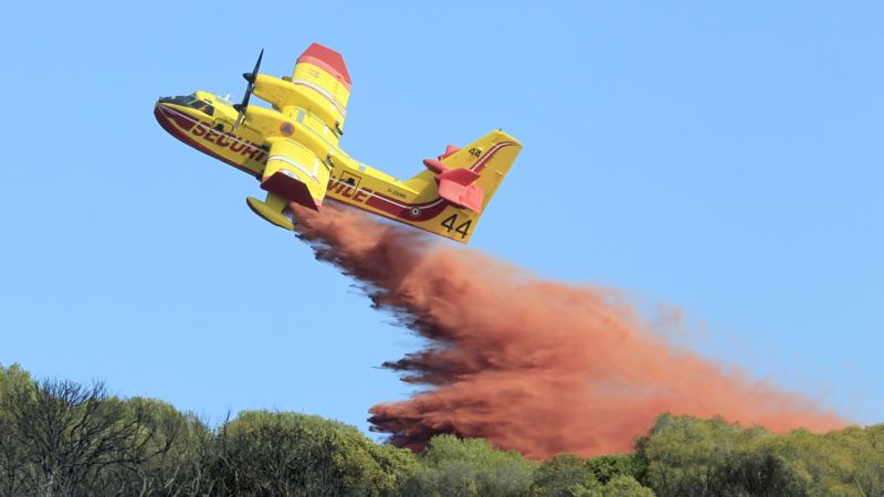 CG: Avioni gase požar na brdu iznad Sutomora