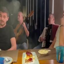 CIGARETE, SUZE I PARTIZANOVE PESME: Saša Ilić i Danko Lazović LUMPOVALI uz navijačke pesme (VIDEO) 