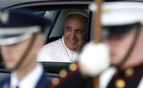 ČOVEK KOJI JE IŠAO NA MESEC TVRDI: Papa krije zastrašujuću tajnu i nije jedini