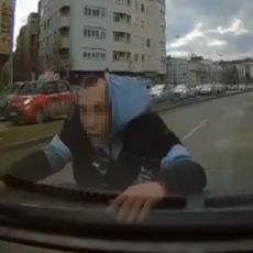 ČOVEK U SRED NOVOG SADA URADIO NEŠTO NEČUVENO: Na sred pešačkog se BACIO na auto da iscenira nezgodu, međutim nije video kameru (VIDEO)