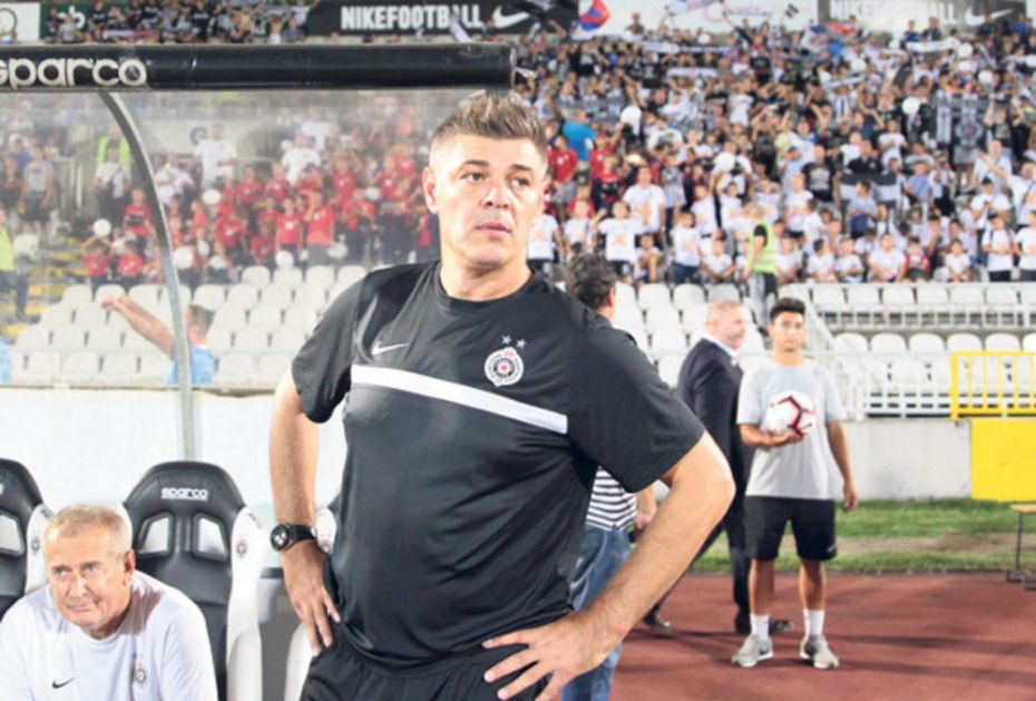 ČOVEK ZA SVE: Kada nije na terenu, Savo peva i glumi! Evo šta sve zna i može trener Partizana (FOTO)