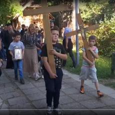 CRNA GORA PONOVO NA NOGAMA: Krenula prva litija u krsnom hodu, na čelu kolone DECA! (VIDEO)