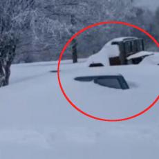 CRNA TRAVA I DALJE ZAVEJANA! Samo se kuće vide, a vozila JEDVA NAZIRU u snegu (FOTO)