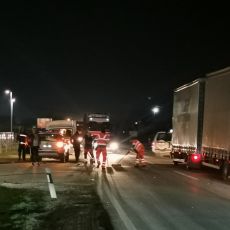 CRNI UTORAK U SRBIJI! Još jedan udes - vozilo podletelo pod kamion, ima povređenih (FOTO)