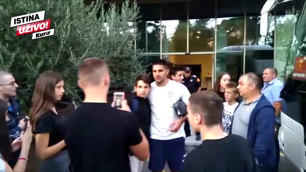 CRNOGORCI NAVALILI NA MITROGOLA! Svi žele da se slikaju sa Mitrovićem, obezbeđenje jedva kontroliše masu (KURIR TV)