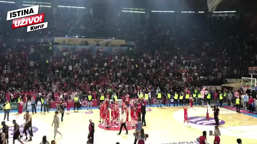 CRVENO-BELA FEŠTA: Ovako su košarkaši Zvezde sa navijačima proslavili trijumf nad Partizanom (KURIR TV)