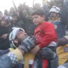ČUDA POSTOJE! Cela porodica izvučena iz ruševine u Siriji: Zvuci radosti ispunili su nebo (VIDEO)