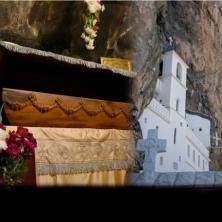 ČUDO NA VELIKI PETAK: Ikona Vasilija Ostroškog pala sa zida tokom zemljotresa, lik sveca ostao neoštećen