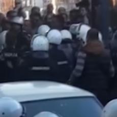 ČULO SE PUŠTAJ DECU, A ONDA POLETELE KAMENICE: Pogledajte snimak napada na policajce ispred 29.novembra (VIDEO)