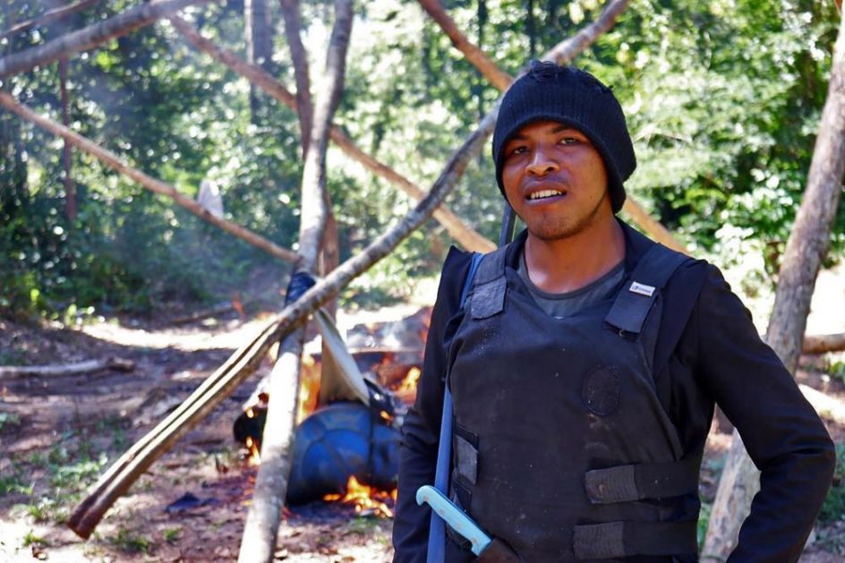 ČUVAR ŠUME UBIJEN U AMAZONIJI: Borio se za očuvanje prašuma, a onda su mu ilegalne drvoseče postavile zasedu! Upucan je u vrat kada je krenuo da traži vodu! (VIDEO)