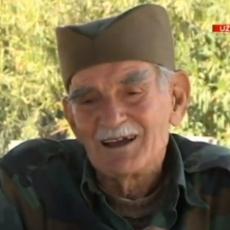 ČUVENI DEDA ĐORĐE DANAS PUNI 93 GODINE! Čuvar srpskog vojničkog groblja u Solunu - njegove priče i stihove svi pomno slušaju! (VIDEO)